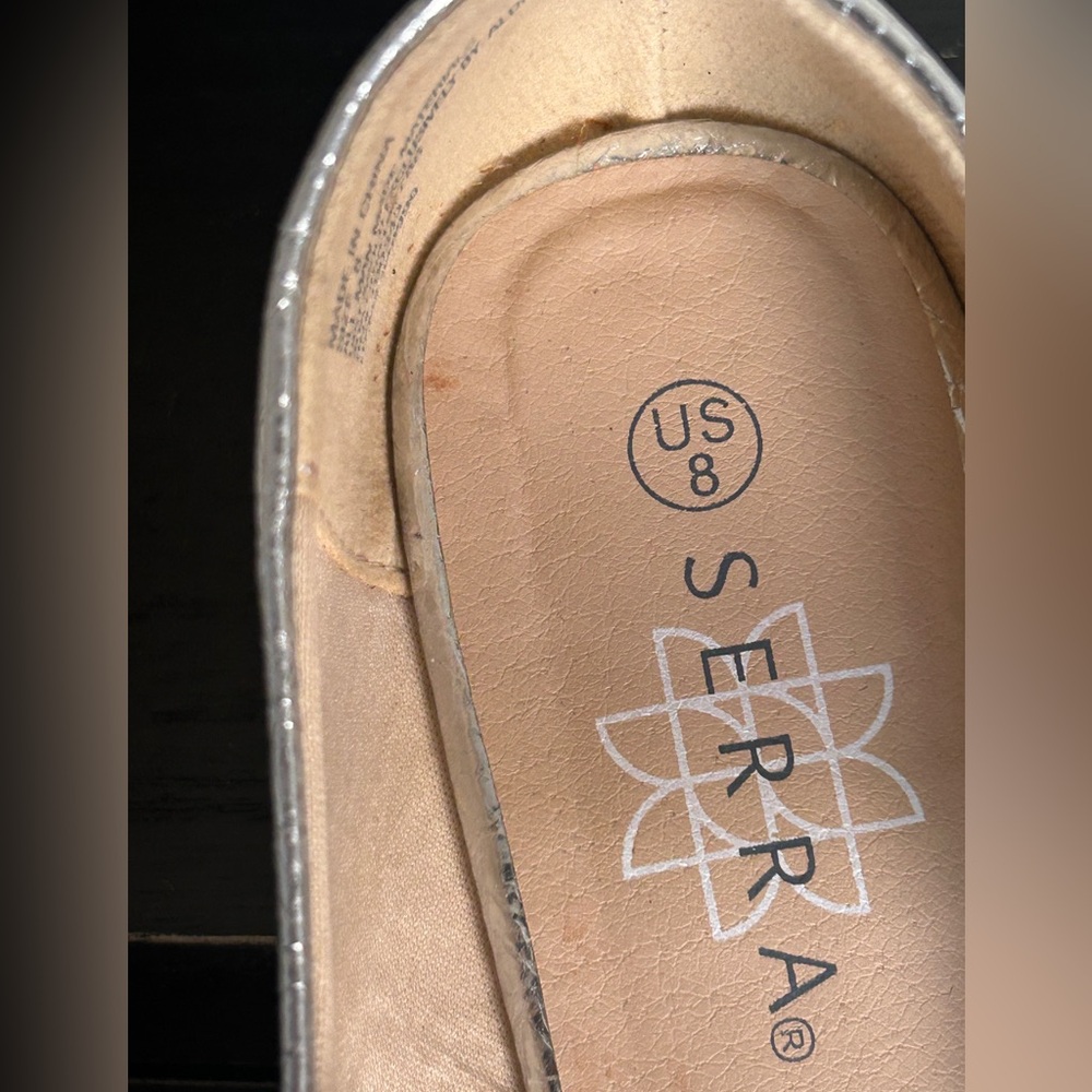 Serra Classic shimmering silver Mary Jane flats NWOT size 8 - Picture 4 of 8